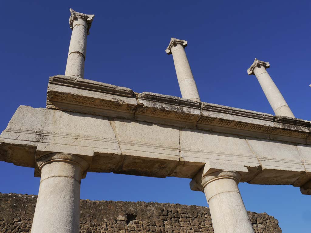 VII.8.00, Pompeii. March 2019. Detail of two-tier portico on west side of Forum.
Foto Anne Kleineberg, ERC Grant 681269 DÉCOR.