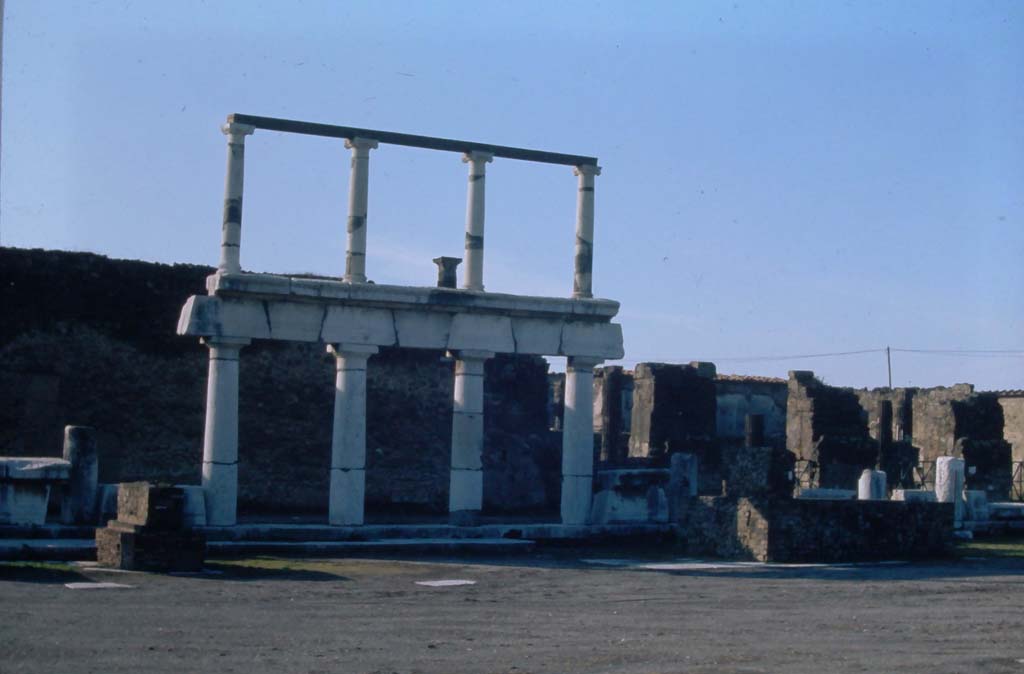 VII.8.00 Pompeii. 4th December 1971. West side of Forum.
Photo courtesy of Rick Bauer, from Dr George Fay’s slides collection.