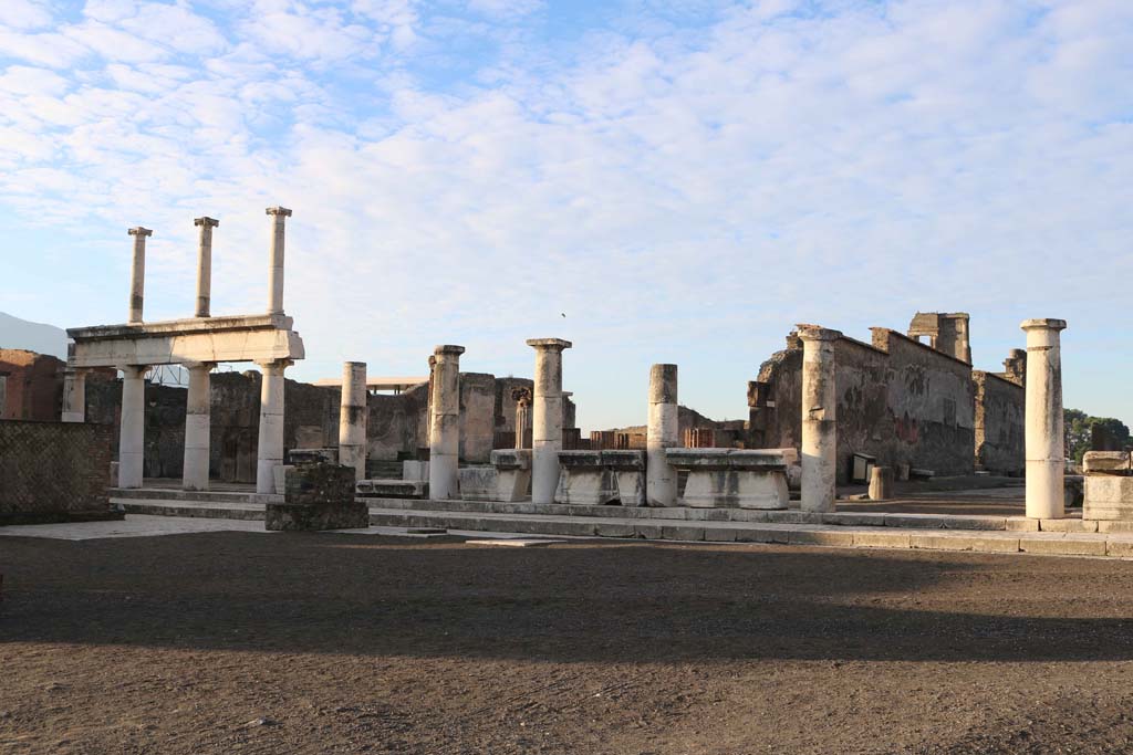 VII.8.00, Pompeii. December 2018. Looking south-west across Forum towards the entrance/exit to Via Marina, on right.
Photo courtesy of Aude Durand.