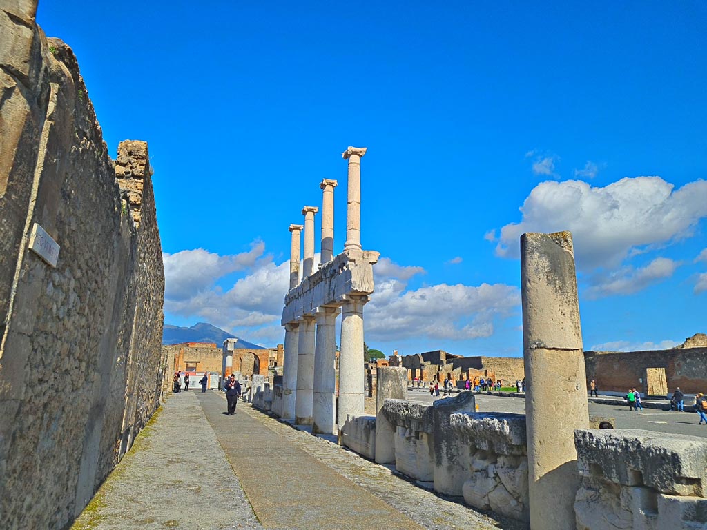 VII.8 Pompeii Forum. March 2024.
Looking north along west side of Forum portico, with Temple of Apollo, on left. Photo courtesy of Giuseppe Ciaramella.