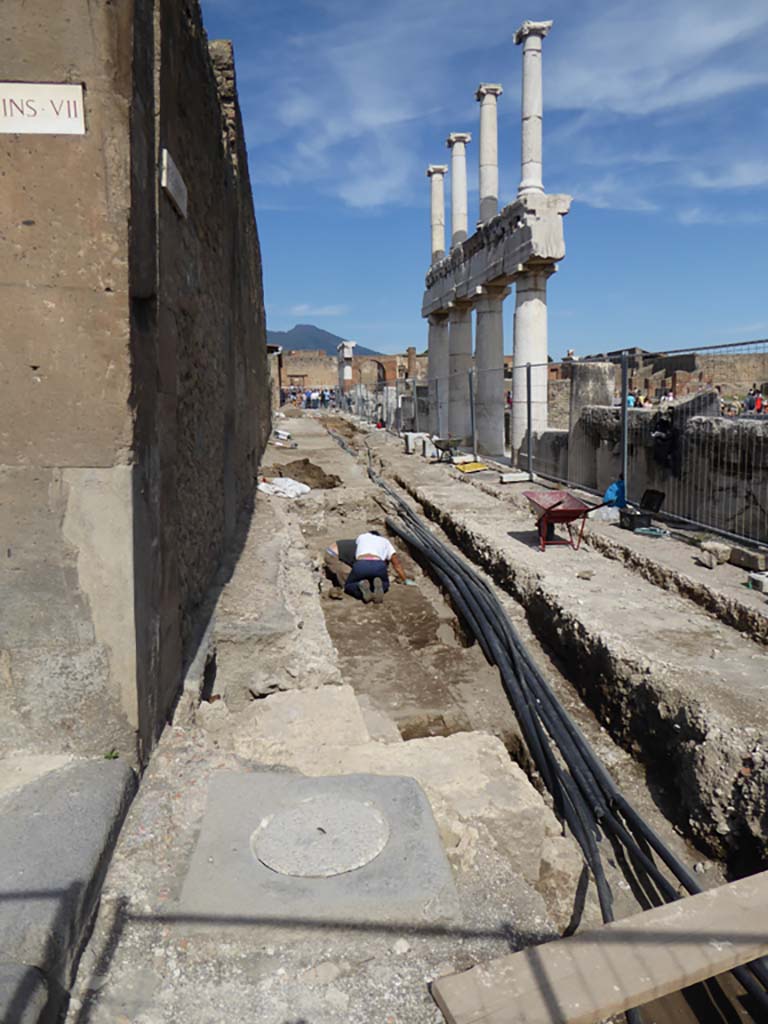 VII.8 Pompeii Forum. September 2015. Looking north along west side of Forum portico.
Foto Annette Haug, ERC Grant 681269 DÉCOR.