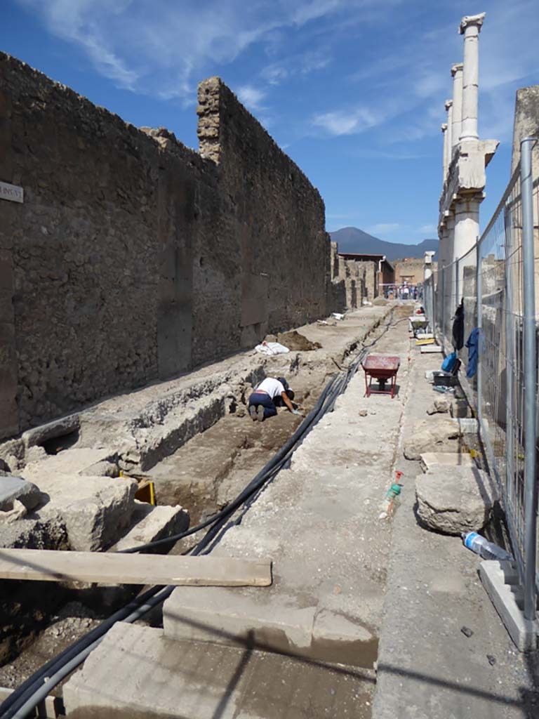 VII.8 Pompeii Forum. September 2015. Looking north along west side of Forum portico.
Foto Annette Haug, ERC Grant 681269 DÉCOR.