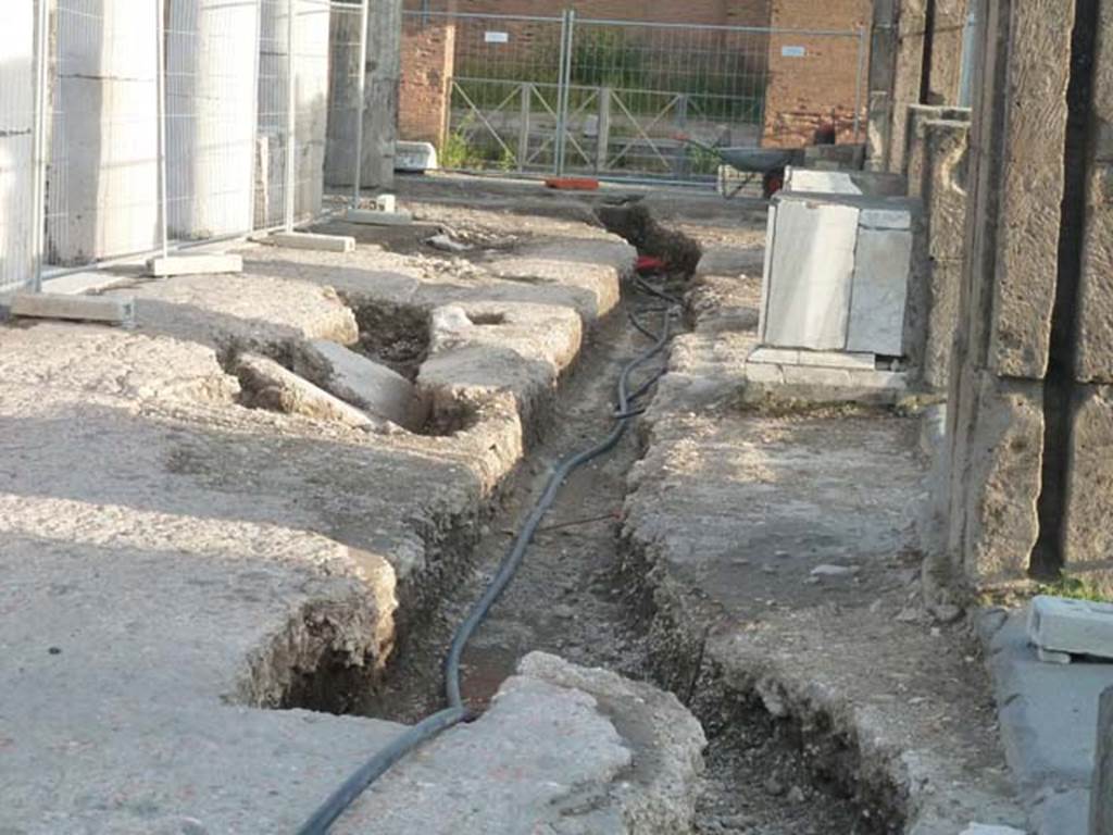 VII.8 Pompeii Forum. September 2015. West portico near the entrance to the Basilica, in south-west corner.