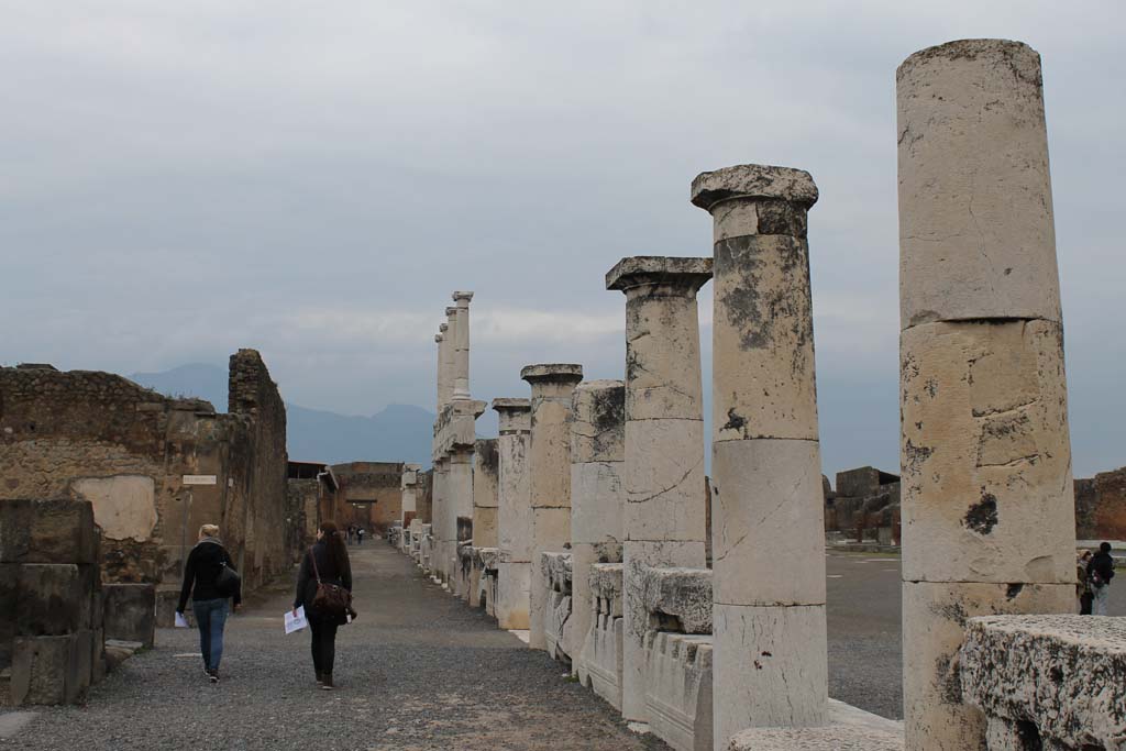 VII.8 Pompeii Forum. March 2014. Looking north along west side of Forum, from south-west corner.
Foto Annette Haug, ERC Grant 681269 DÉCOR.