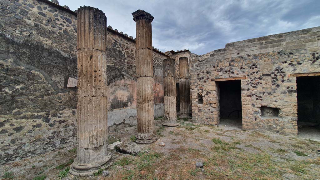 VII.8.1 Pompeii. August 2021. Looking towards north-west corner and room at west end and centre of north wall.
Foto Annette Haug, ERC Grant 681269 DÉCOR