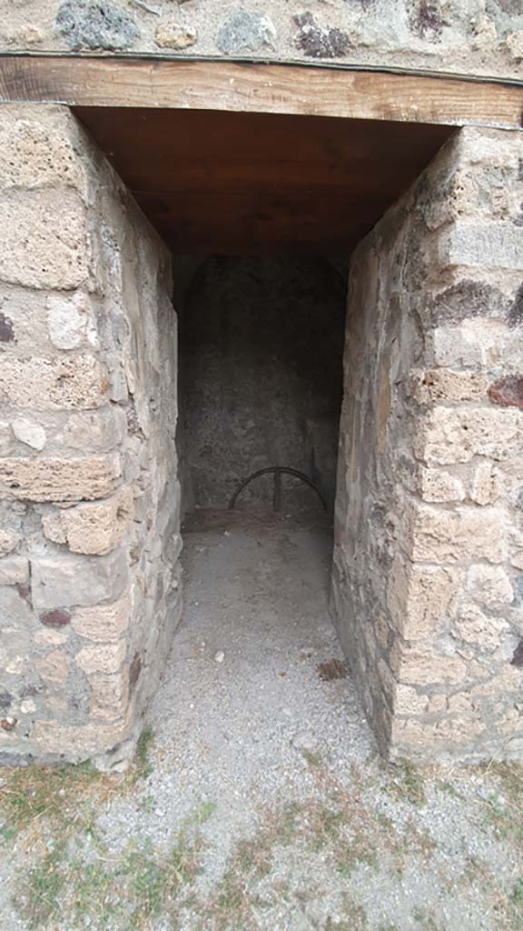 VII.8.1 Pompeii. August 2021. Doorway to room at west end of north wall.
Foto Annette Haug, ERC Grant 681269 DÉCOR.