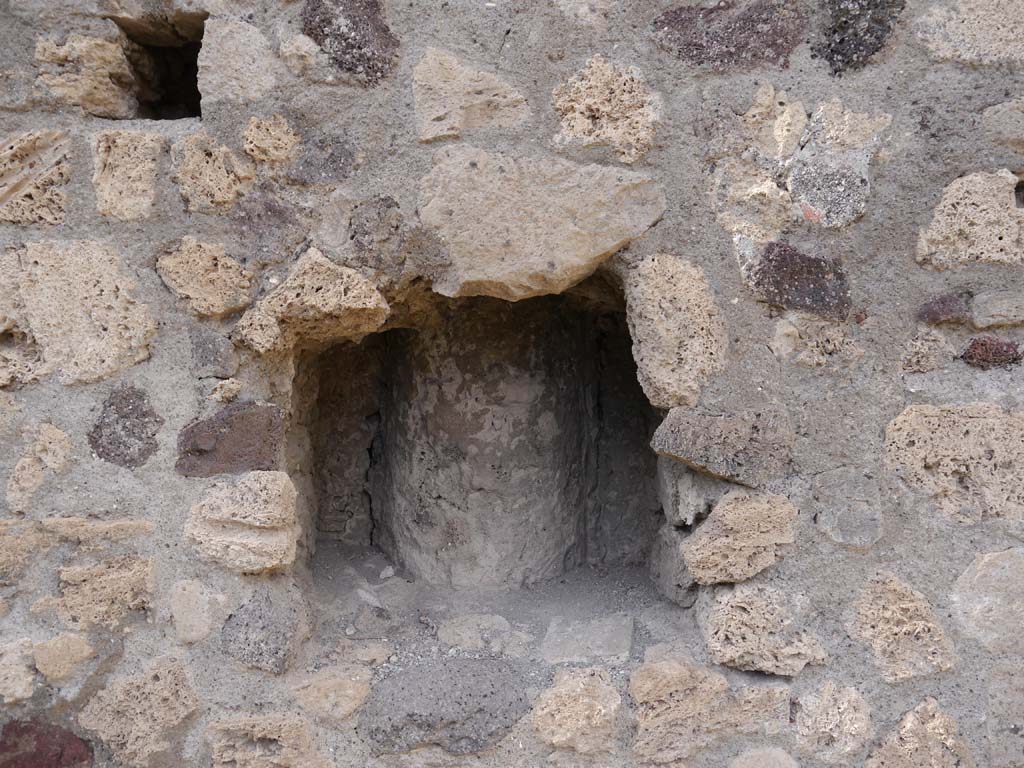VII.8.01 Pompeii. September 2018. Recess in north wall between two doorways.
Foto Anne Kleineberg, ERC Grant 681269 DÉCOR.