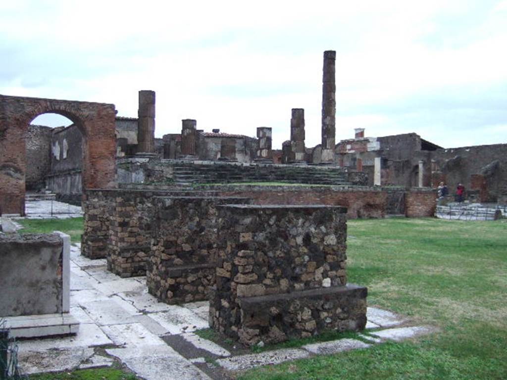 VII.8.1 Pompeii.  December 2005. Temple of Jupiter and Arch of Augustus in Forum NW corner.