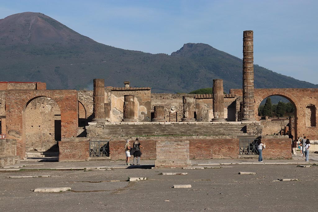 VII.8.1 Pompeii. October 2024. Looking north towards Temple of Jupiter, with Vesuvius. Photo courtesy of Klaus Heese.