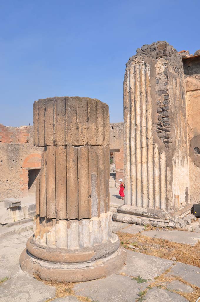 VII.8.01 Pompeii. July 2017. Looking north-west towards column and pilaster at west end.
Foto Anne Kleineberg, ERC Grant 681269 DÉCOR.
