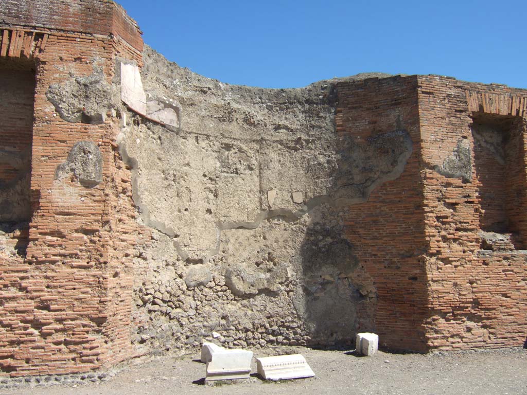 VII.9.1 Pompeii. September 2005. Portico 1. South end. Apsidal niche 4.