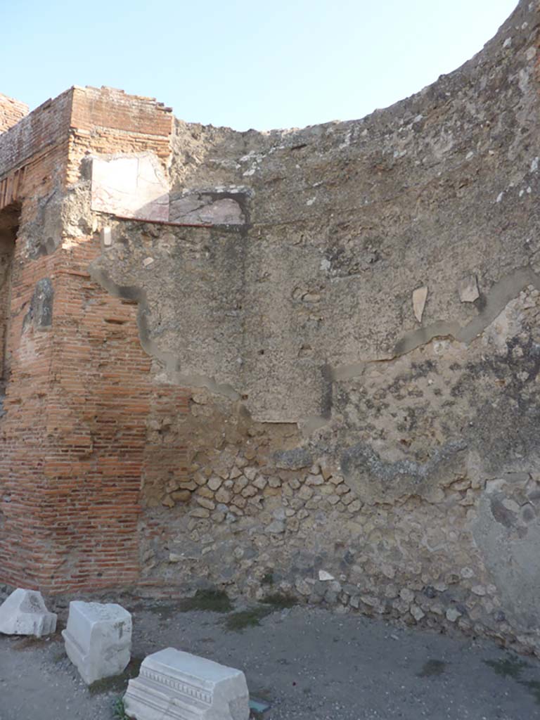 VII.9.1 Pompeii. October 2014. Portico 1. South end. Looking towards north side of apsidal niche 4.
Foto Annette Haug, ERC Grant 681269 DÉCOR