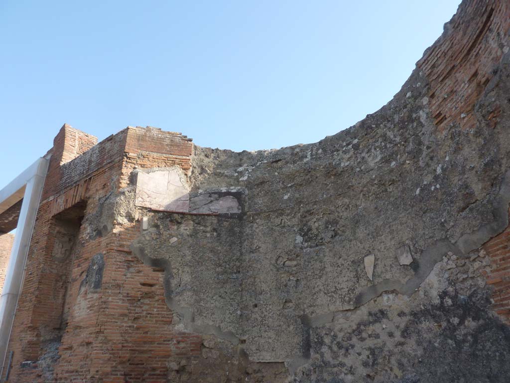 VII.9.1 Pompeii. October 2014. Portico 1. Detail from north end of apsidal niche 4 on south end of front façade.
Foto Annette Haug, ERC Grant 681269 DÉCOR