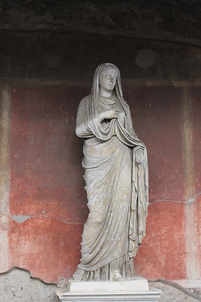 VII.9.1 Pompeii. March 2014. Broad niche 13 with the statue of Eumachia.
Foto Annette Haug, ERC Grant 681269 DÉCOR.