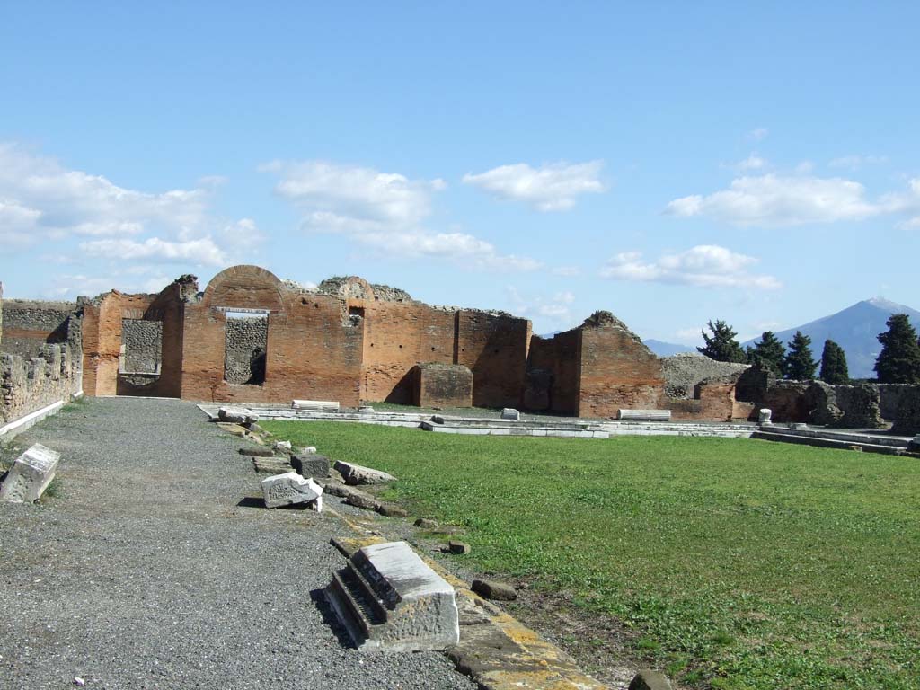 VII.9.1 Pompeii. March 2009.
Colonnade 9 on north side of courtyard. Looking east towards rear wall with large central apse 10 with pedestal.