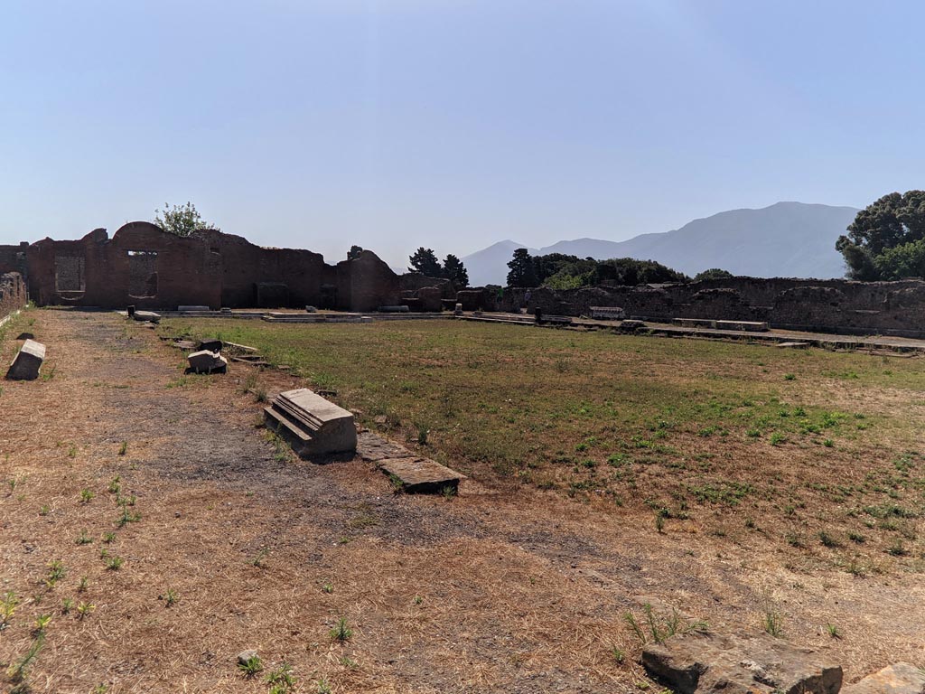 VII.9.1 Pompeii. April 2022.
Looking west along south colonnade 9 towards entrance doorway, from near south-east corner. Photo courtesy of Giuseppe Ciaramella.