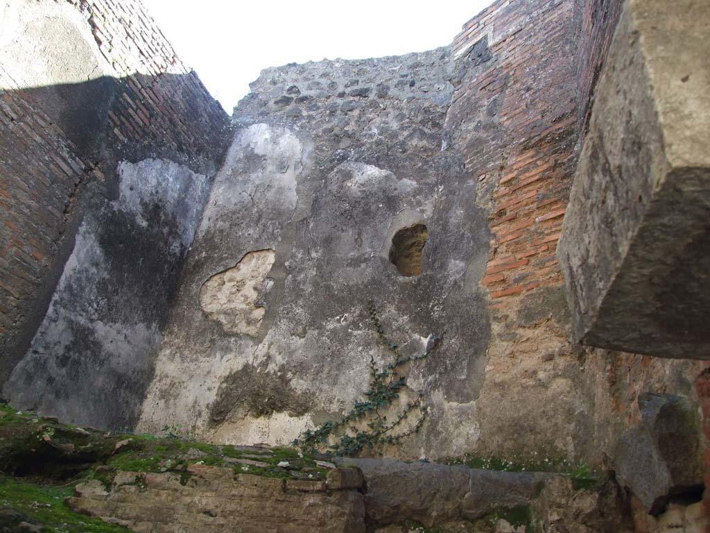 VII.9.1 Pompeii. March 2009. Upper south wall with diagonal corner in porter’s room 8.