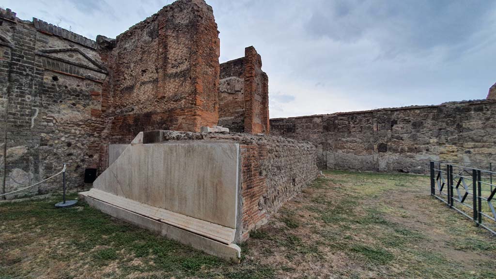 VII.9.2 Pompeii. August 2021. Looking south across base of podium from north end.
Foto Annette Haug, ERC Grant 681269 DÉCOR