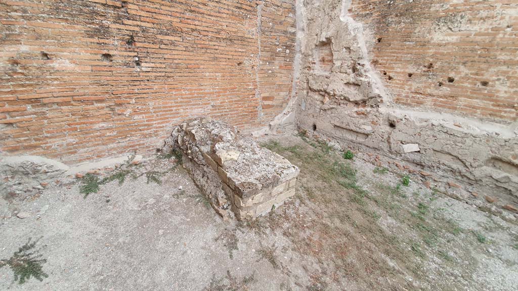 VII.9.2 Pompeii. August 2021. Altar against east wall and south-east corner of cella.
Foto Annette Haug, ERC Grant 681269 DÉCOR