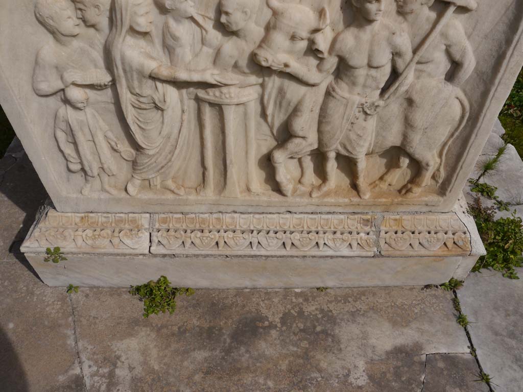 VII.9.2 Pompeii. March 2019. Detail of base of altar.
Foto Anne Kleineberg, ERC Grant 681269 DÉCOR.