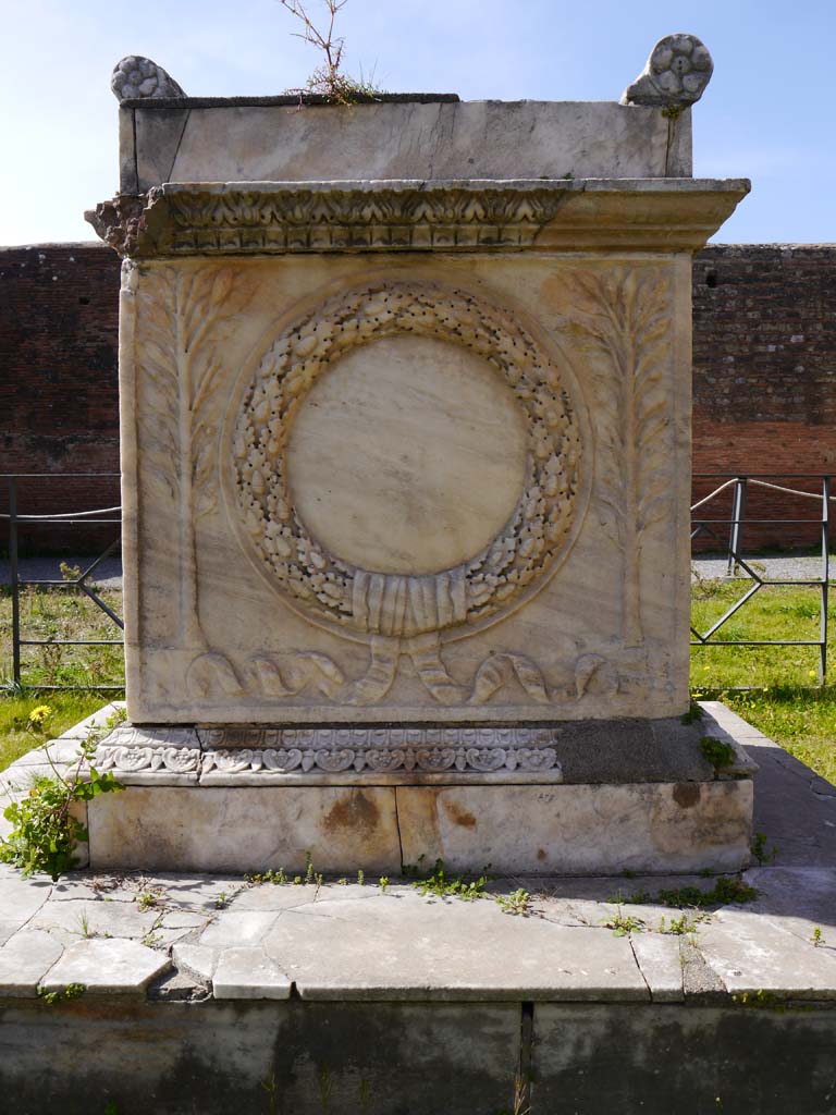 VII.9.2 Pompeii. March 2019. Looking towards east side of altar.
Foto Anne Kleineberg, ERC Grant 681269 DÉCOR.