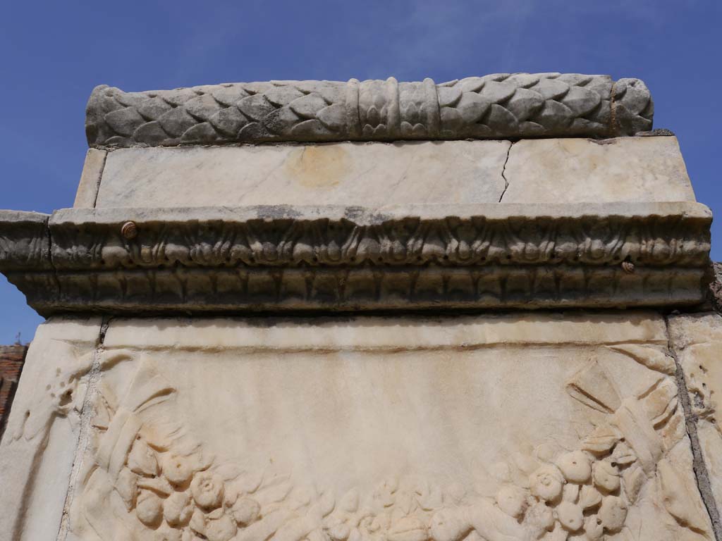 VII.9.2 Pompeii. March 2019. Top of north side of altar.
Foto Anne Kleineberg, ERC Grant 681269 DÉCOR.