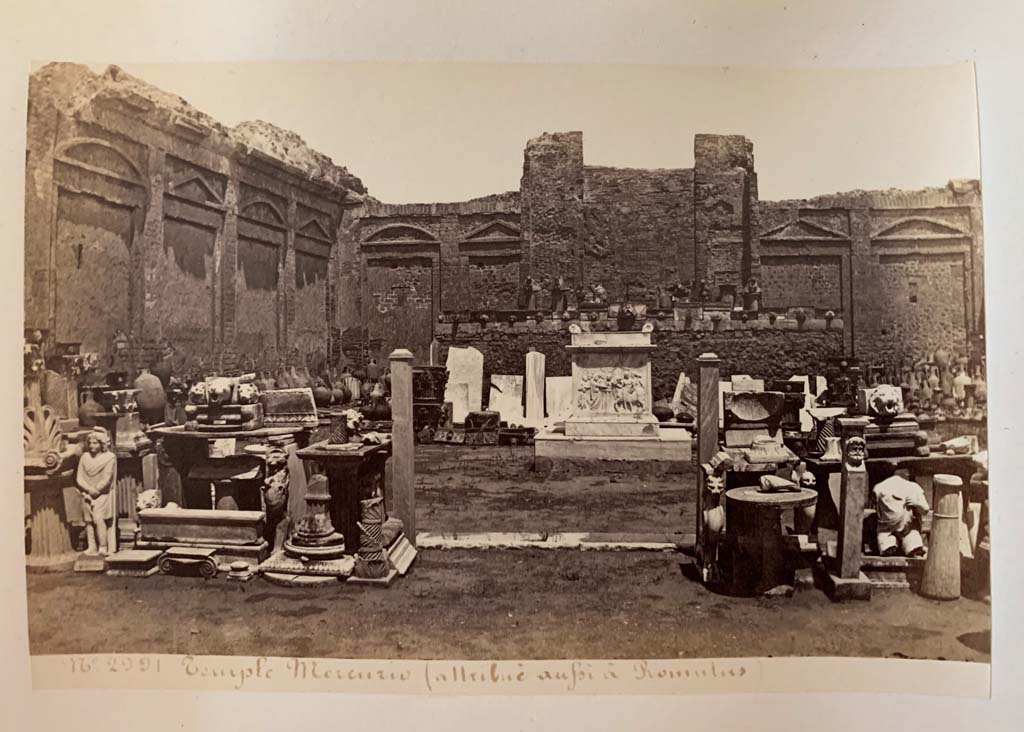 VII.9.2 Pompeii. Album by M. Amodio, c.1880, entitled “Pompei, destroyed on 23 November 79, discovered in 1748”.
Items on display. Photo courtesy of Rick Bauer.