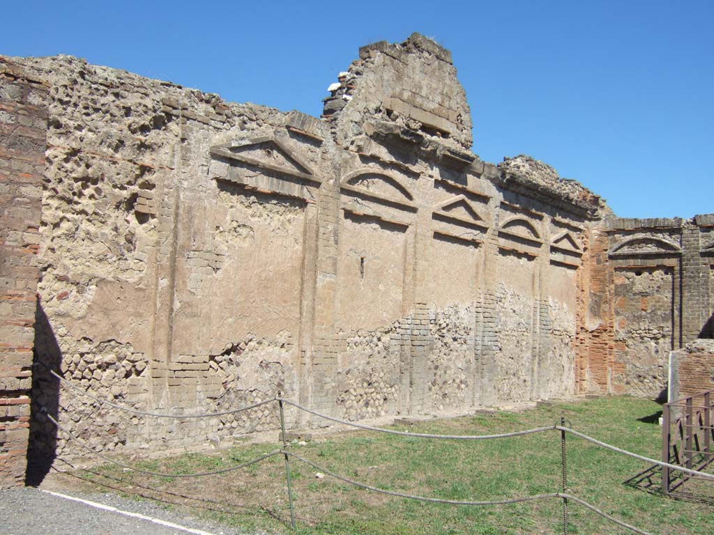 VII.9.2 Pompeii. September 2005. North wall.
According to Mau, at the time of the eruption in 79AD the wall had only received a rough coat of stucco and was still awaiting completion.
See Mau, A., 1907, translated by Kelsey F. W. Pompeii: Its Life and Art. New York: Macmillan. (Page 109).
