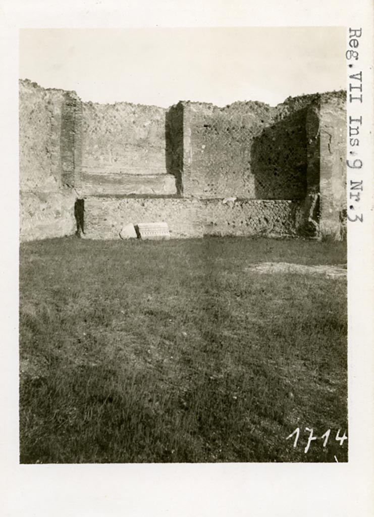 VII.9.3 Pompeii. Pre-1937-39. Looking towards south end of east wall.
Photo courtesy of American Academy in Rome, Photographic Archive. Warsher collection no. 1714.