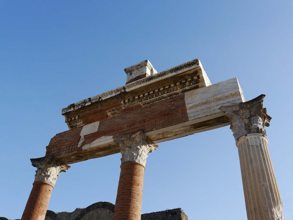 VII.9.7/8 Pompeii. March 2019. Detail at top of columns in north-east corner of Forum, outside Macellum.
Foto Anne Kleineberg, ERC Grant 681269 DÉCOR.