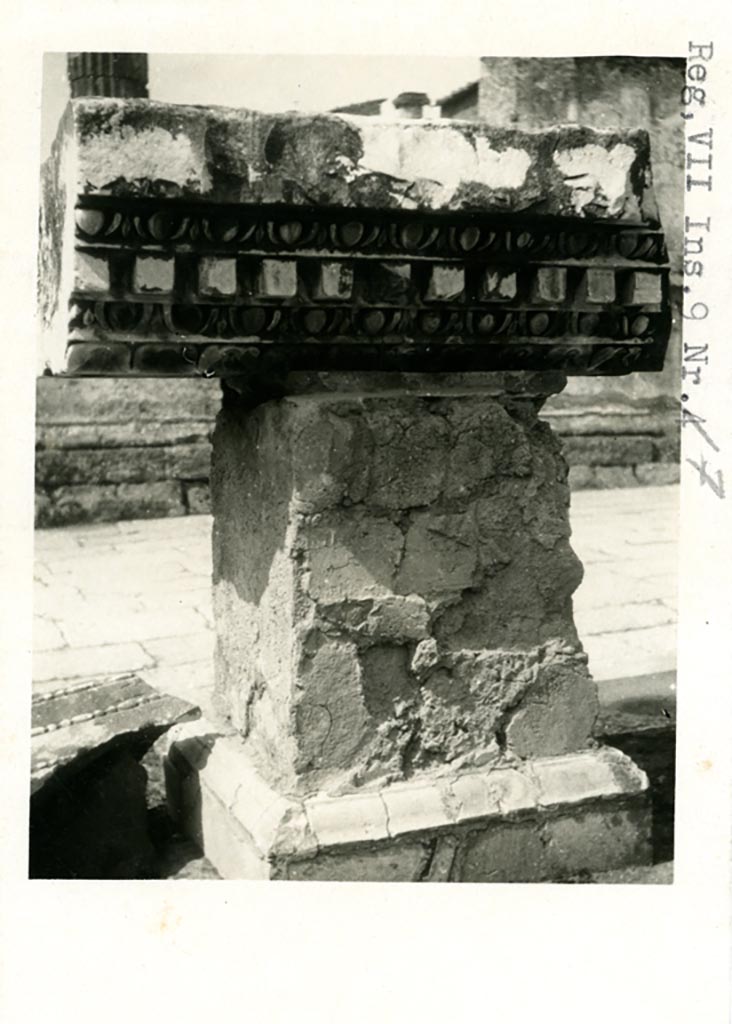 VII.9.7/8 Pompeii. Pre-1937-39.
Detail of stone from top of portico resting on statue base, looking west.
Photo courtesy of American Academy in Rome, Photographic Archive. Warsher collection no. 194.