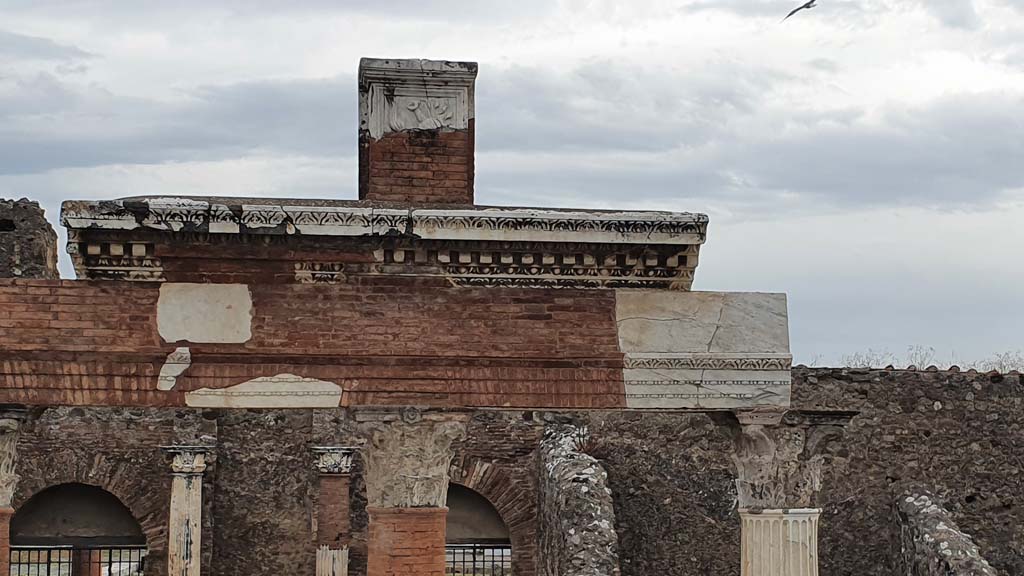 VII.9.7/8 Pompeii. August 2021. Detail at top of columns in north-east corner of Forum, outside Macellum.
Foto Annette Haug, ERC Grant 681269 DÉCOR.