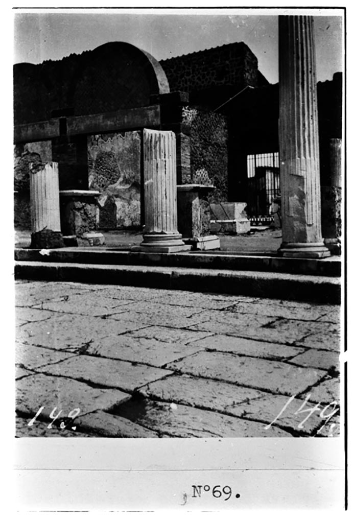 VII.9.7/8 Pompeii. W.1595. Portico of Macellum, before restoration.
Photo by Tatiana Warscher. Photo © Deutsches Archäologisches Institut, Abteilung Rom, Arkiv.