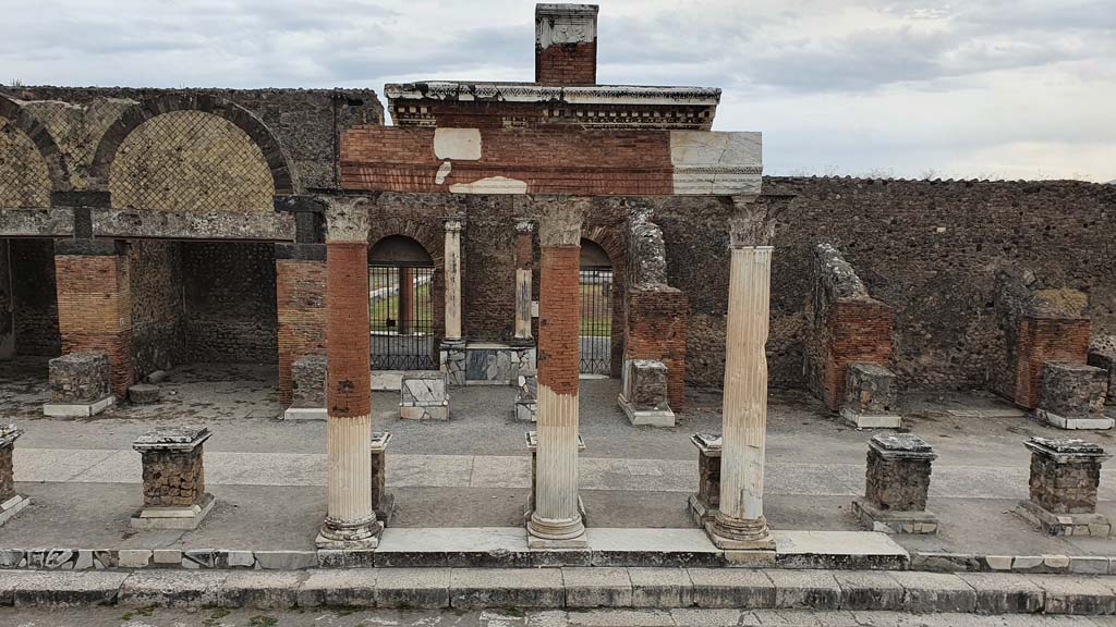 VII.9.7/8 Pompeii. August 2021. Looking east to entrance doorways in north-east corner of Forum.
Foto Annette Haug, ERC Grant 681269 DÉCOR.