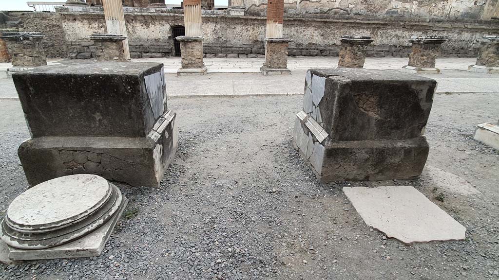 VII.9.8 and 7 Pompeii. August 2021. Looking west from rear of statue bases.
Foto Annette Haug, ERC Grant 681269 DÉCOR.