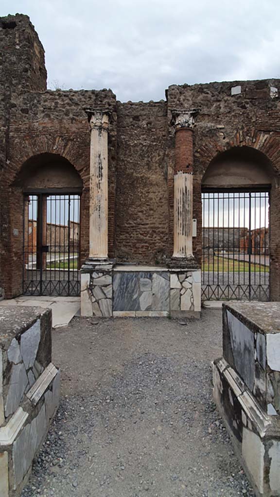 VII.9.7/8 Pompeii August 2021. Looking east towards columns with capitals.
Foto Annette Haug, ERC Grant 681269 DÉCOR.