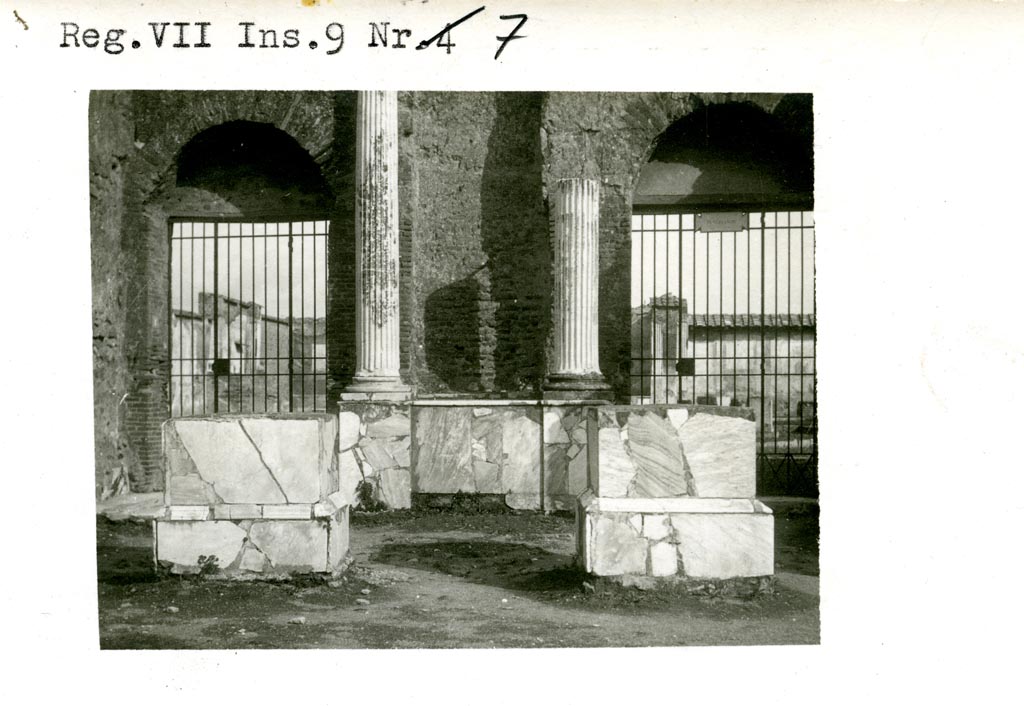 VII.9.7 and VII.9.8 Pompeii. Pre-1937-39. Entrance doorways into Macellum.
Photo courtesy of American Academy in Rome, Photographic Archive. Warsher collection no. 149.
