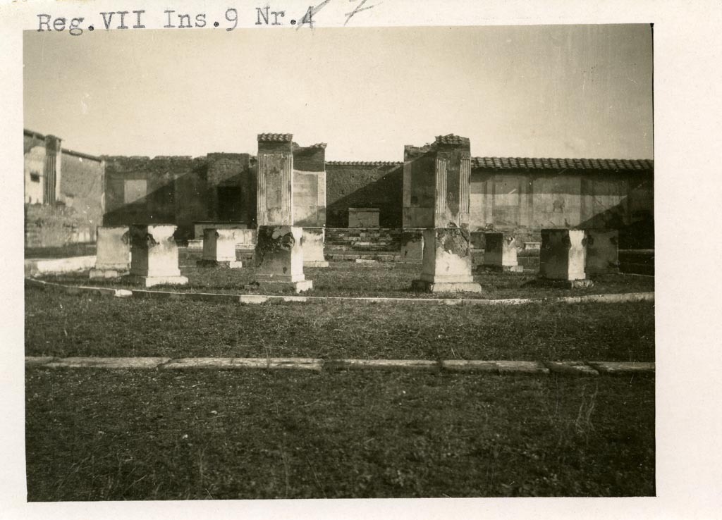 VII.9.7/8 Pompeii. Pre-1937-39. Looking east.
Photo courtesy of American Academy in Rome, Photographic Archive. Warsher collection no. 1150.