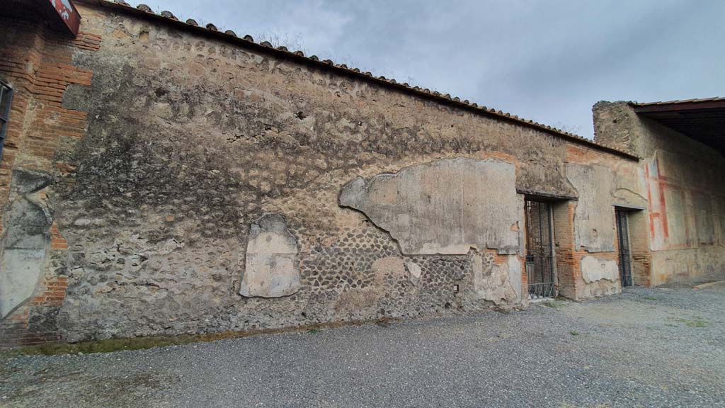 VII.9.7/8 Pompeii. August 2021. Looking towards west wall in south-west corner, with entrance doorways, on right.
Foto Annette Haug, ERC Grant 681269 DÉCOR.