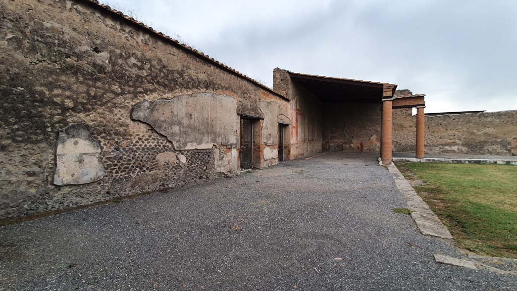 VII.9.7/8 Pompeii. August 2021. Looking north along west portico towards north-west corner.
Foto Annette Haug, ERC Grant 681269 DÉCOR.