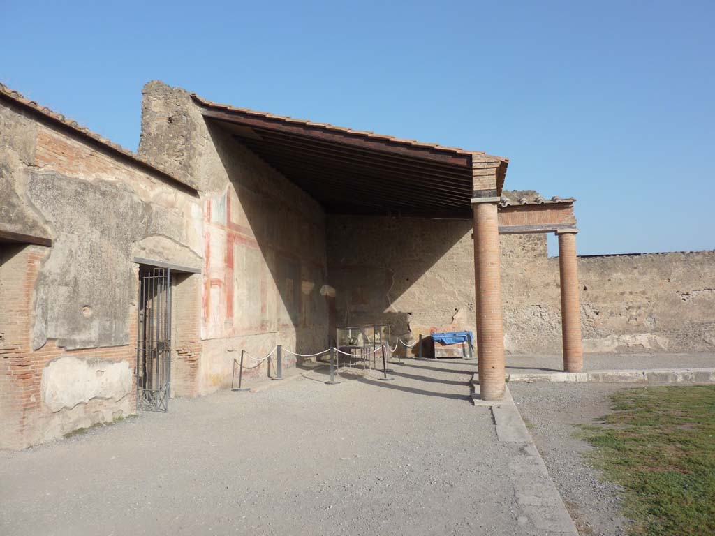 VII.9.7/8 Pompeii. October 2014. Looking north along west portico towards north-west corner.
Foto Annette Haug, ERC Grant 681269 DÉCOR.