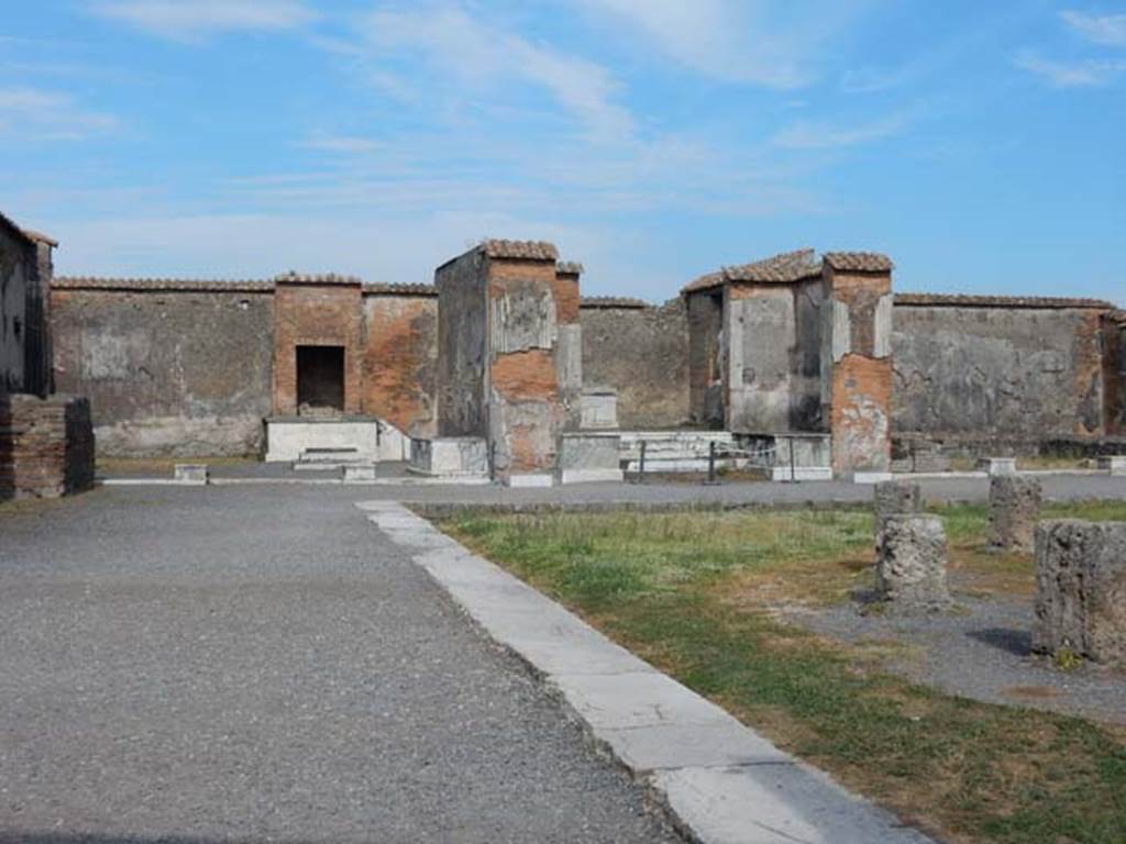 VII.9.7 and VII.9.8 Pompeii. Macellum. May 2015. Looking towards east side, from north side. Photo courtesy of Buzz Ferebee.