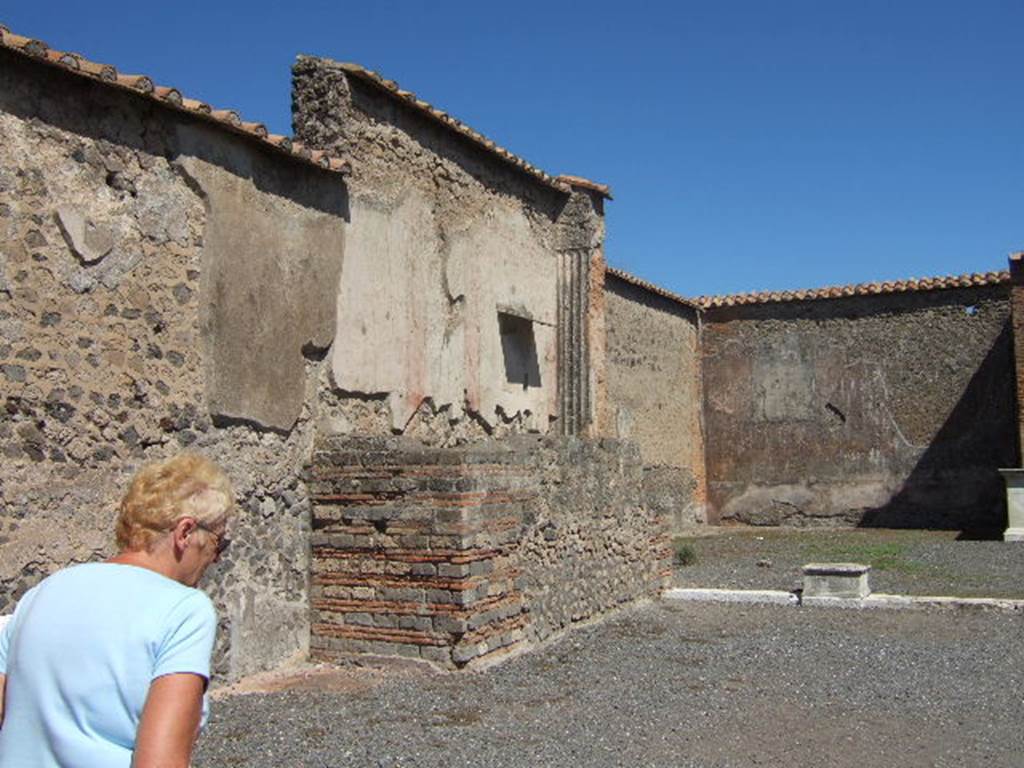 VII.9.7 and VII.9.8 Pompeii. Macellum. September 2005. North east corner.
