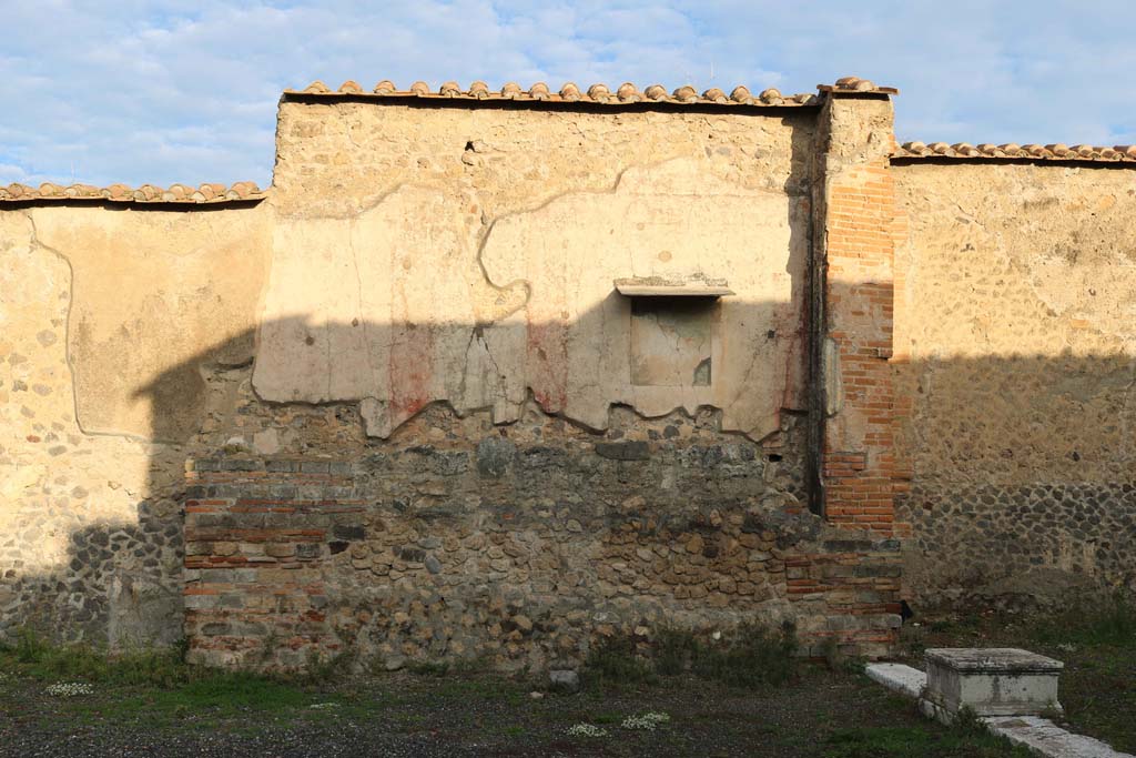 VII.9.7 and VII.9.8 Pompeii. Macellum. December 2018.
North wall in north-east corner with remains of wall painting. Photo courtesy of Aude Durand.
