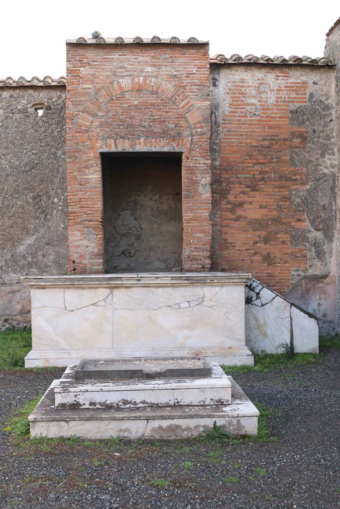 VII.9.7 and VII.9.8 Pompeii. Macellum. December 2018.
Looking towards east wall with marble podium. Photo courtesy of Aude Durand.