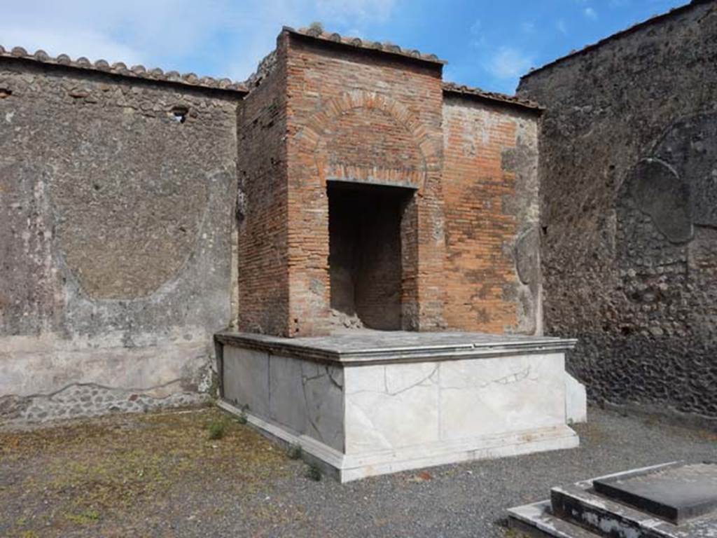 VII.9.7 and VII.9.8 Pompeii. Macellum. May 2015. Marble podium against east wall.
Photo courtesy of Buzz Ferebee.