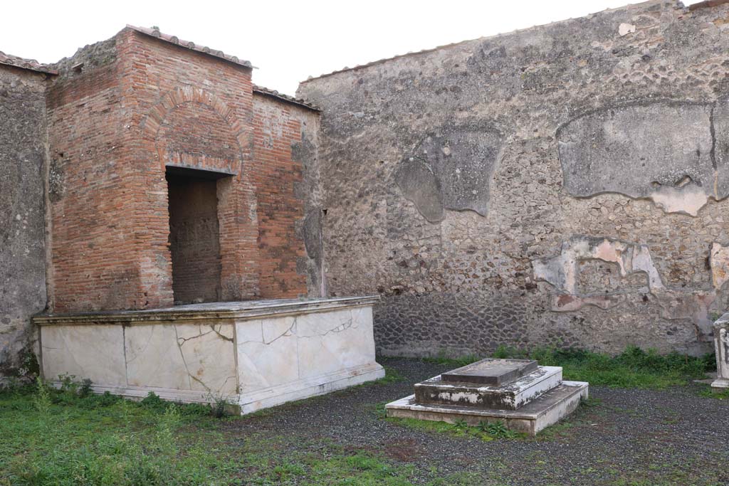 VII.9.7 and VII.9.8 Pompeii. Macellum. December 2018.
Looking towards south-east corner and south wall of room in north-east corner. Photo courtesy of Aude Durand.