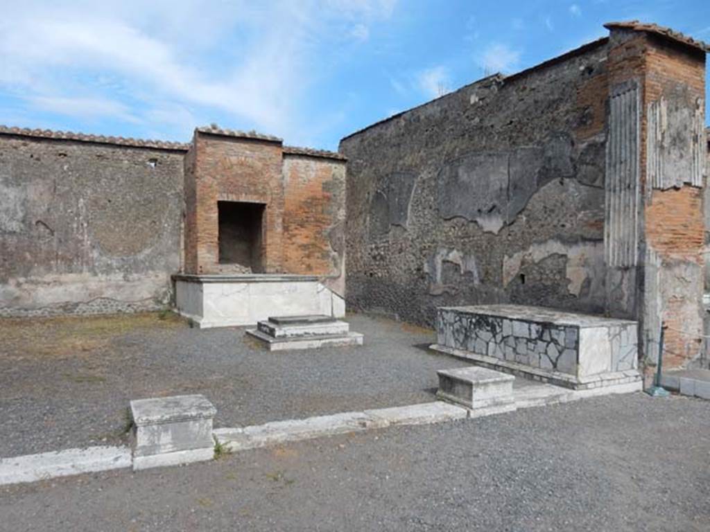 VII.9.7 and VII.9.8 Pompeii. Macellum. May 2015. Looking towards south side of room in north-east corner. Photo courtesy of Buzz Ferebee.