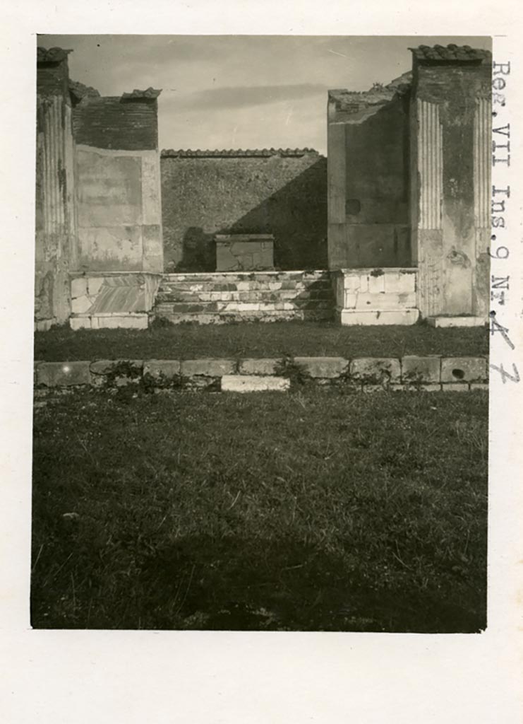 VII.9.7/8 Pompeii. Pre-1937-39. Looking east to shrine in central room.
Photo courtesy of American Academy in Rome, Photographic Archive. Warsher collection no. 1151.