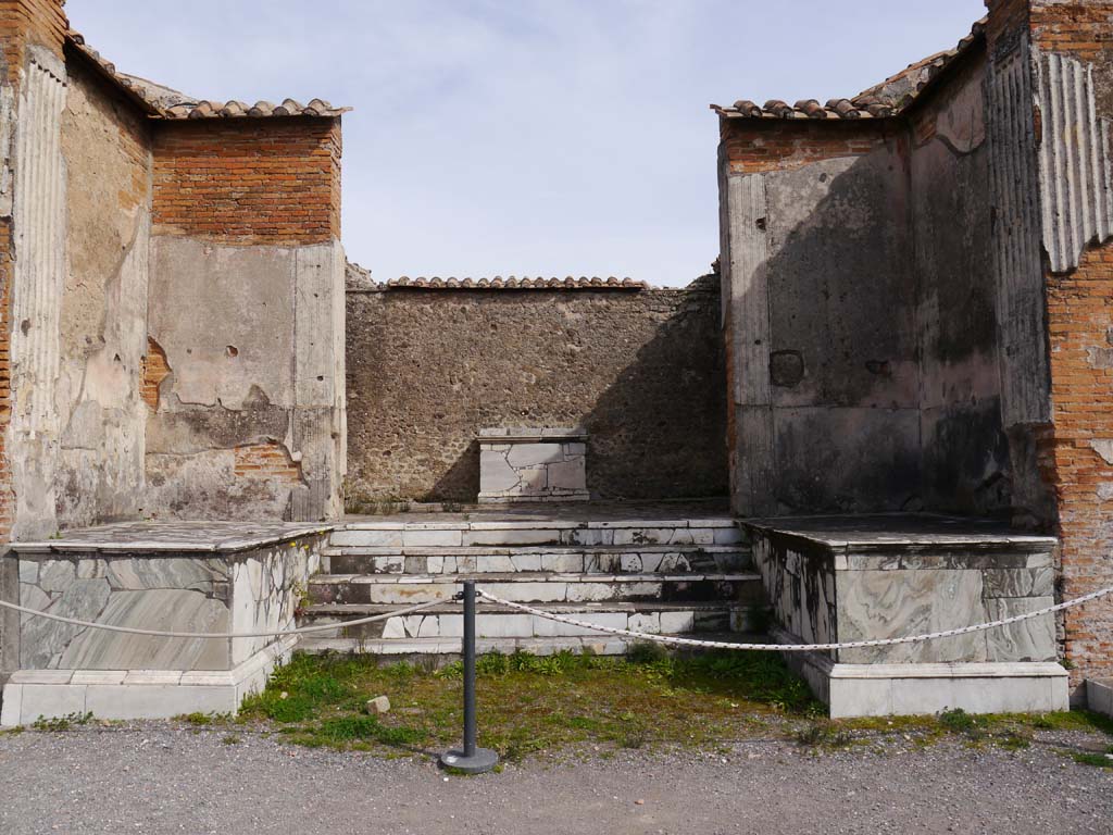 VII.9.7 and VII.9.8 Pompeii. Macellum. March 2019. Looking east to shrine in central room.
Foto Anne Kleineberg, ERC Grant 681269 DÉCOR.